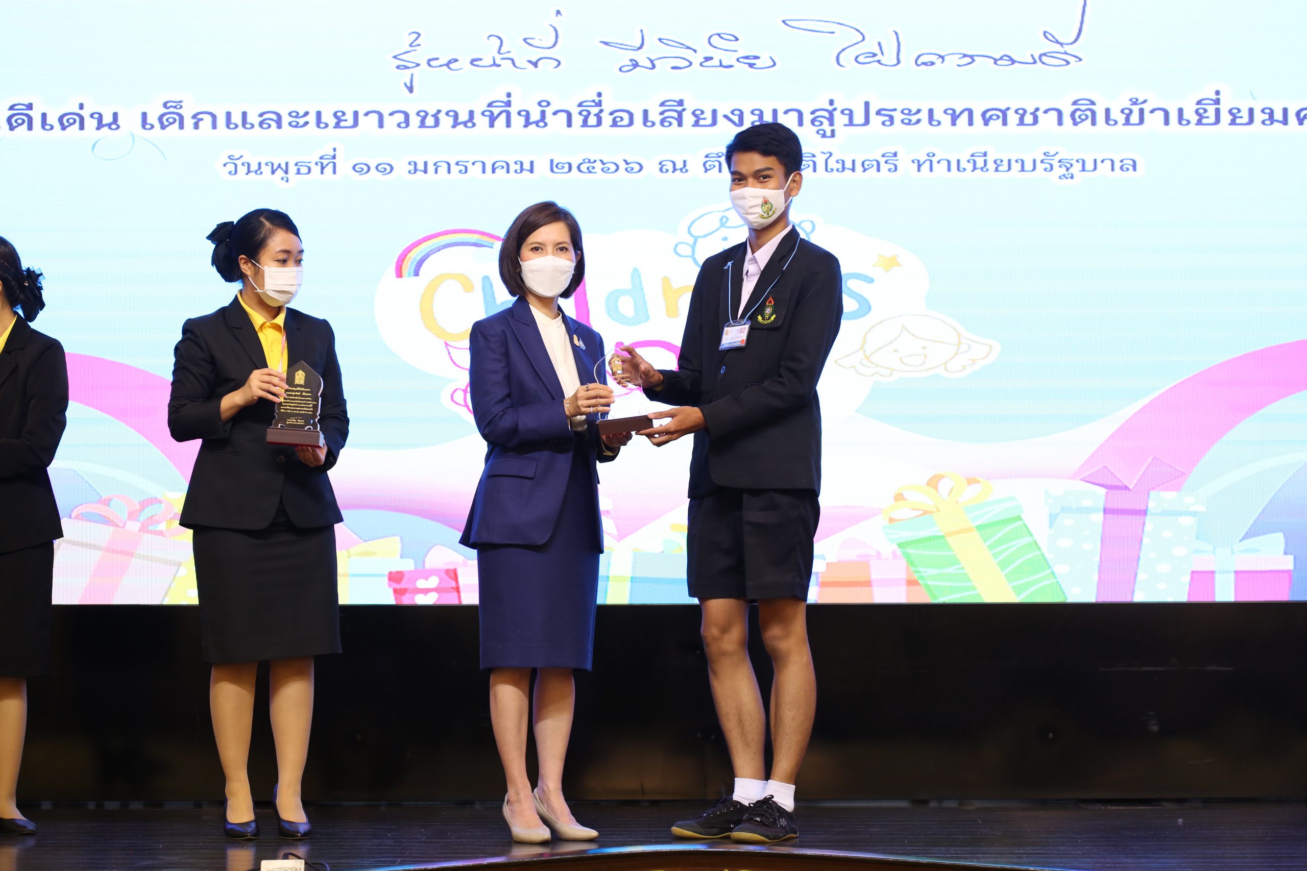 โรงเรียนสรรพวิทยาคม เข้ารับโล่รางวัลเยาวชนดีเด่น เนื่องในวันเด็กแห่งชาติ ประจำปี ๒๕๖๖ นายวิชยุตม์ พรหมงาม ประธานคณะกรรมการนักเรียน ปีการศึกษา ๒๕๖๔