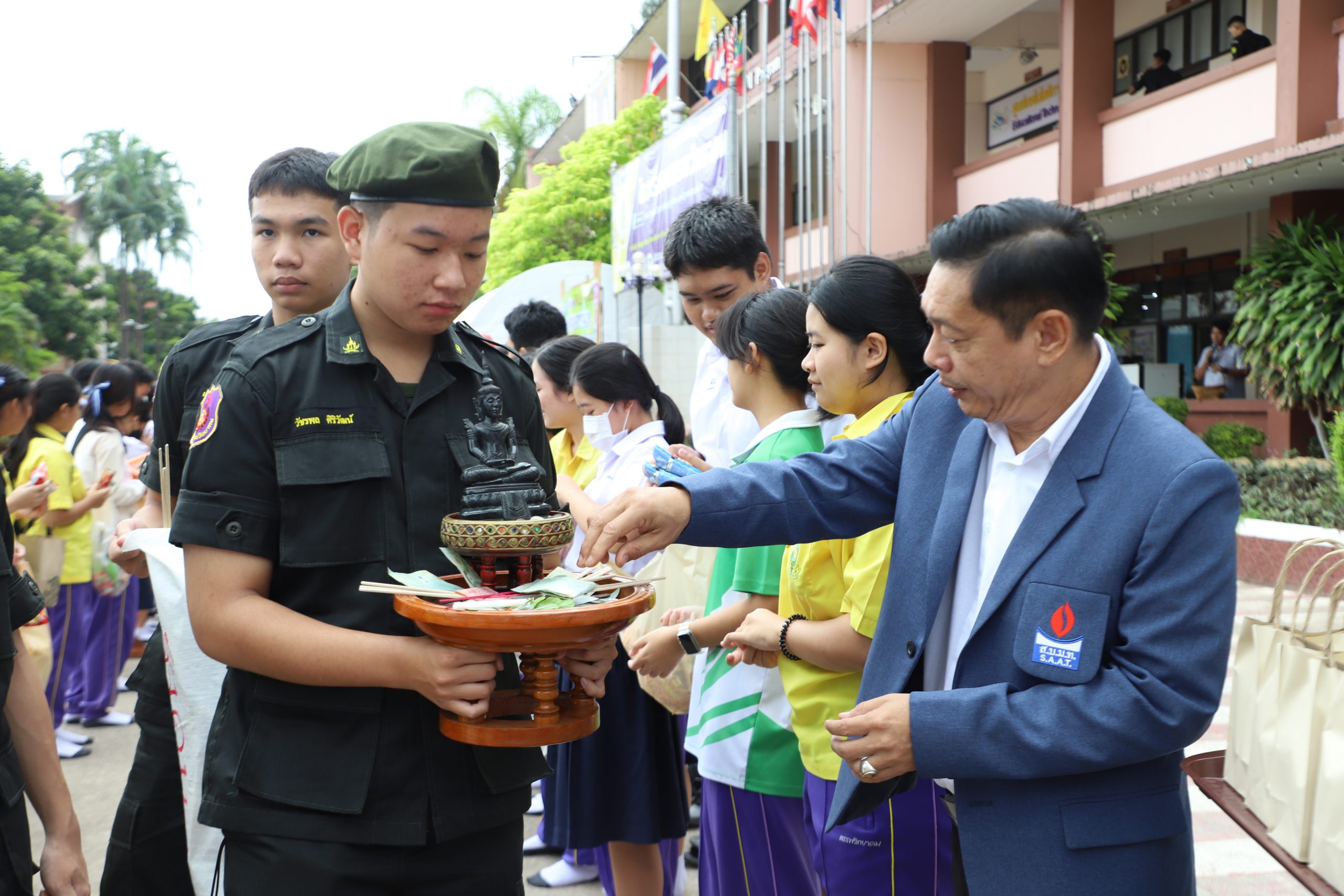 โรงเรียนสรรพวิทยาคม จัดกิจกรรมตักบาตรเติมบุญ (กิจกรรมตักบาตรข้าวสารอาหารแห้งในวันพระ ตลอดฤดูกาลเข้าพรรษา)